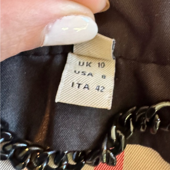 Burberry Black Coat with Detachable Hood and Belt - Picture 16 of 17